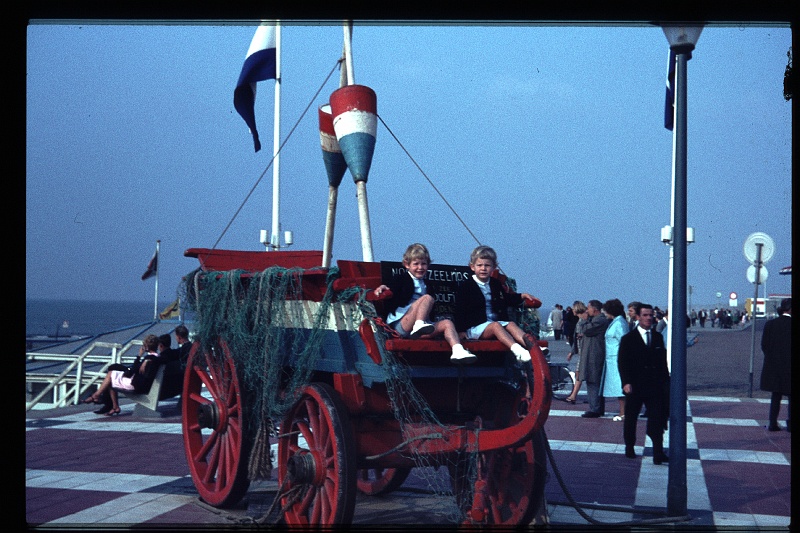 17.Scheveningen aug 1966 Brigitte,Marion.JPG
